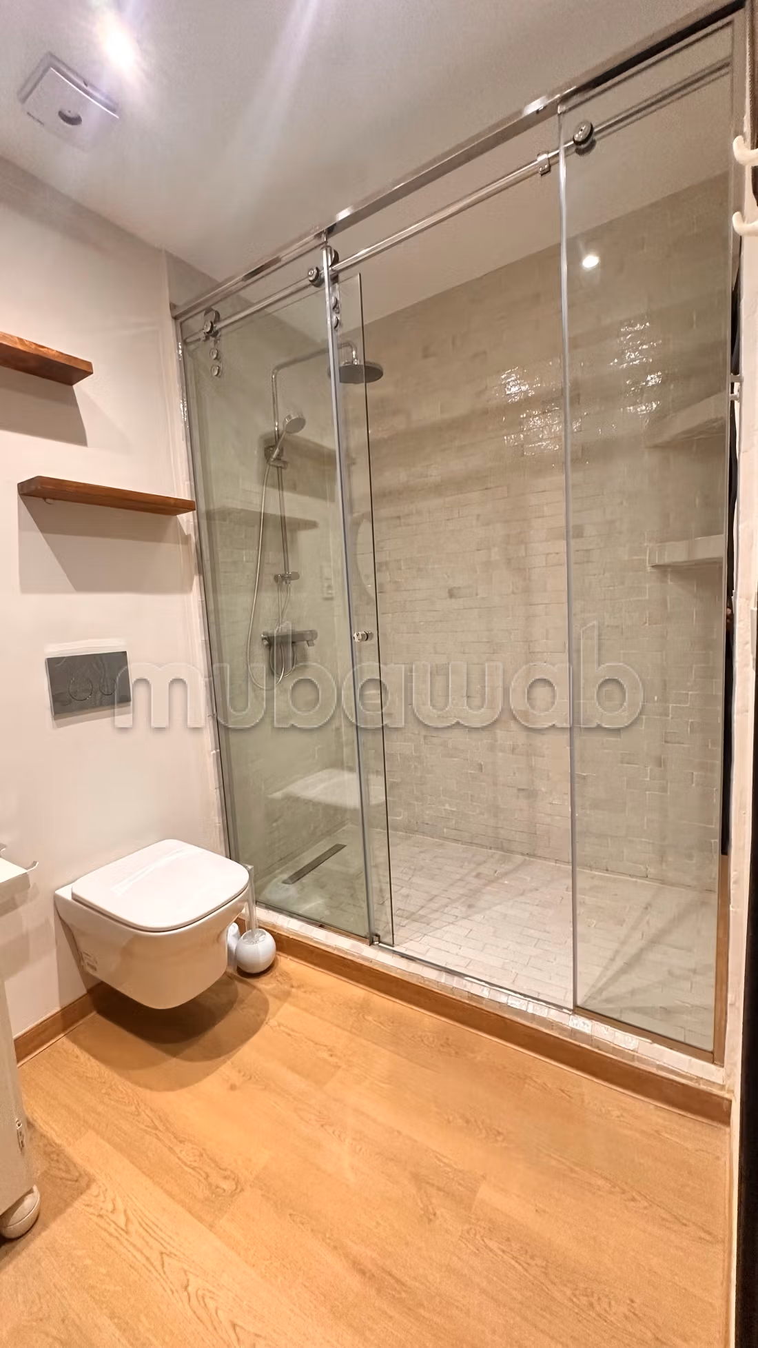 Appartement en location à côté de la wilaya.
Surface de 160 m².
Meublé — 4