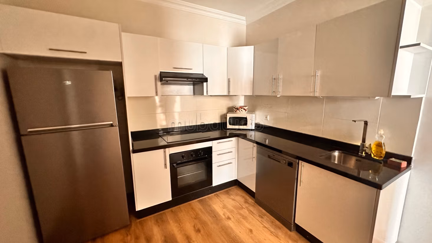 Appartement en location à côté de la wilaya.
Surface de 160 m².
Meublé — 5