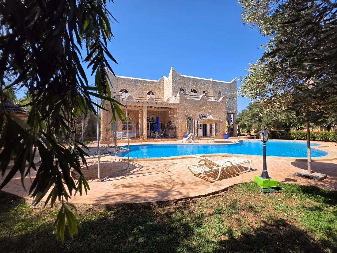 Luxe huis te koop in Douar Laarab. 9 comfortabele kamers. Goed ingericht