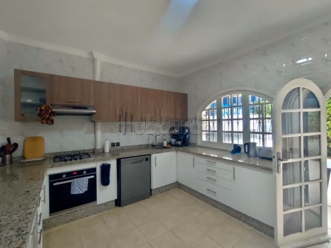 350m² empty villa - 3 bedrooms - pool