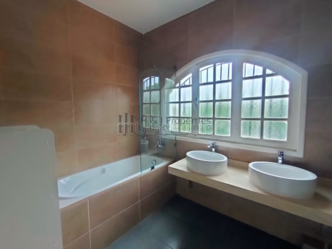 350m² empty villa - 3 bedrooms - pool