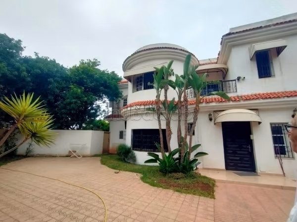 Villa de 350m² vide – 3 chambres – piscine
