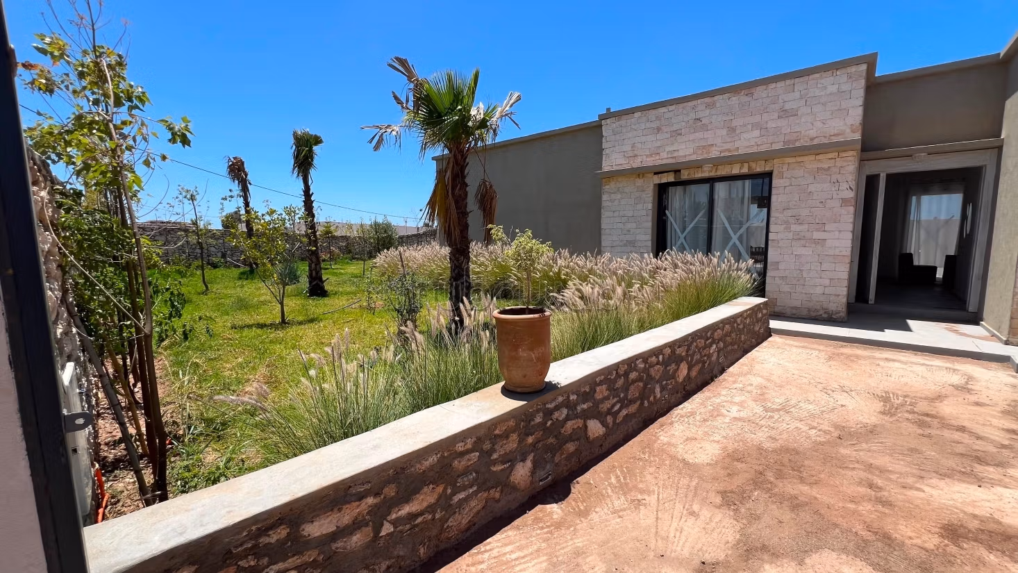 Luxe villa te koop in Douar Laarab. Oppervlakte van 1000 m². Gemeubileerd