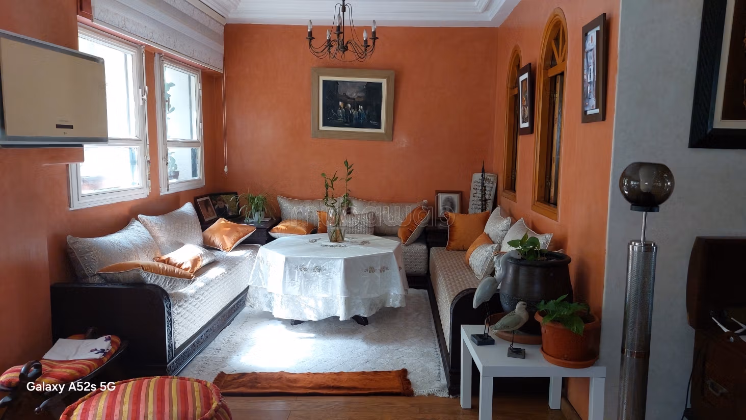 Bel appartement à vendre à Oulfa.
Surface de 90 m².
Porte blindée, salon marocain — 4