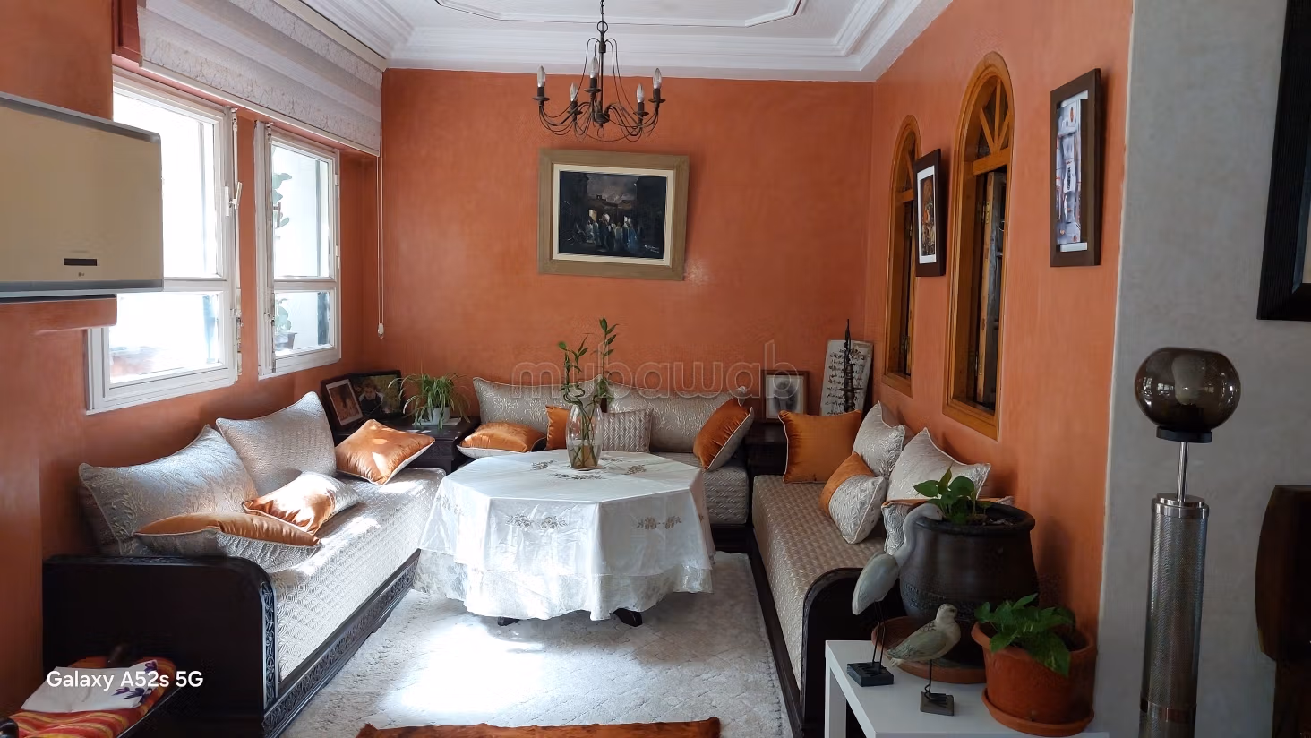 Bel appartement à vendre à Oulfa.
Surface de 90 m².
Porte blindée, salon marocain — 5