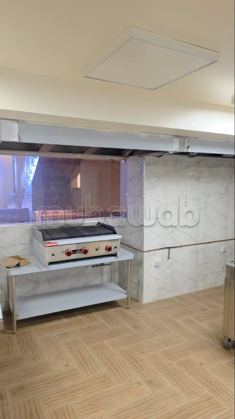 Tienda / Garaje en venta o alquiler en la Bahía de Agadir. Área 152 m²