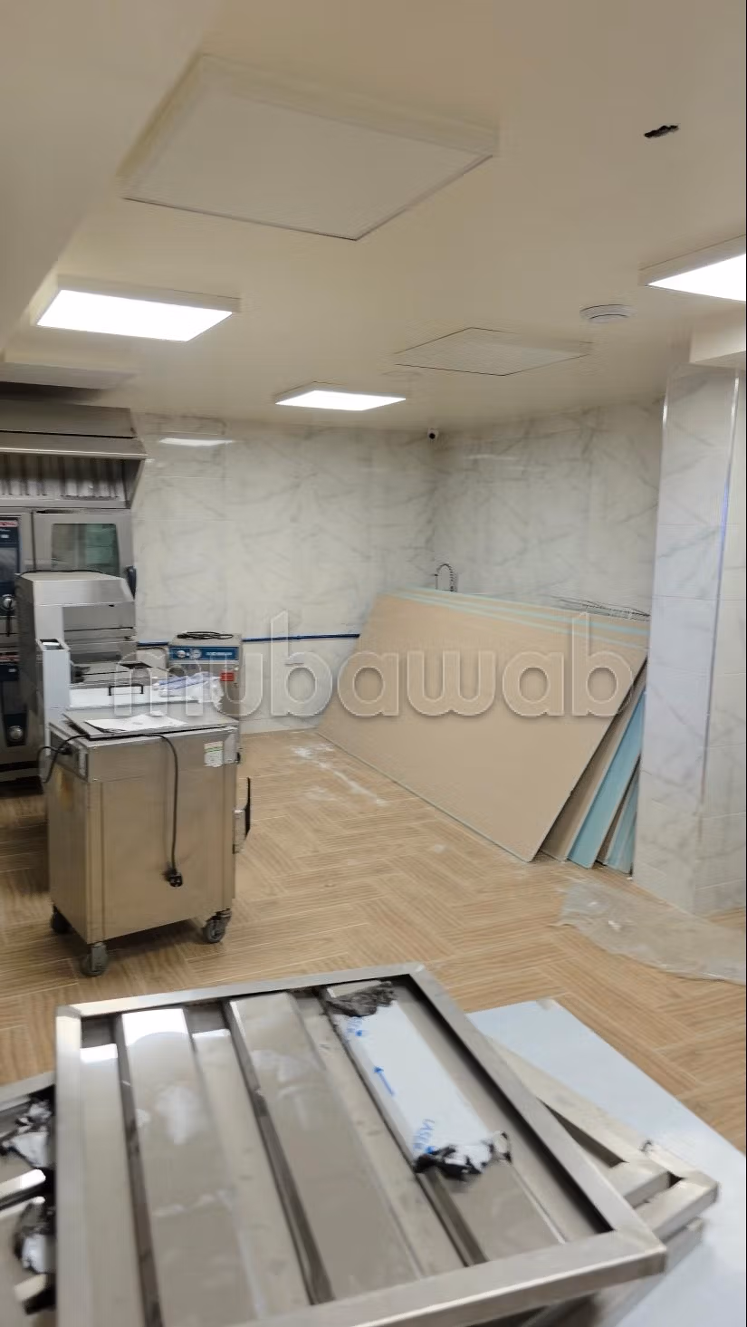 Tienda / Garaje en venta o alquiler en la Bahía de Agadir. Área 152 m²