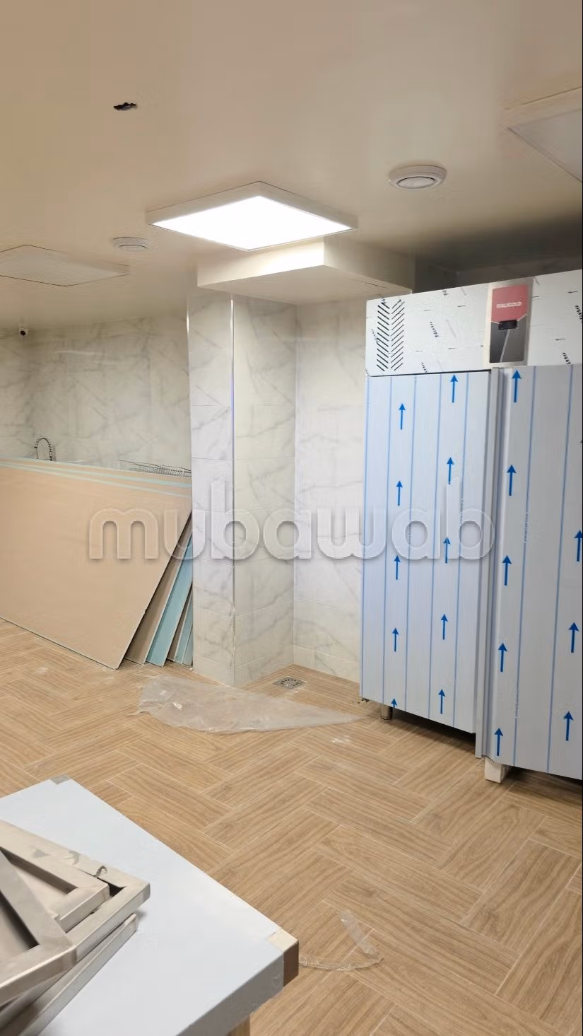 Tienda / Garaje en venta o alquiler en la Bahía de Agadir. Área 152 m²