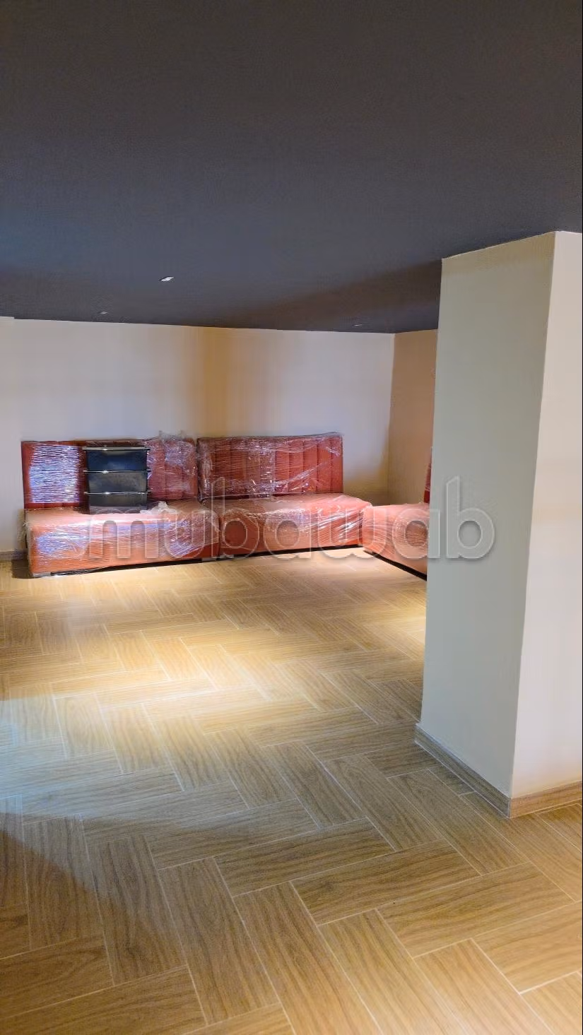 Tienda / Garaje en venta o alquiler en la Bahía de Agadir. Área 152 m²