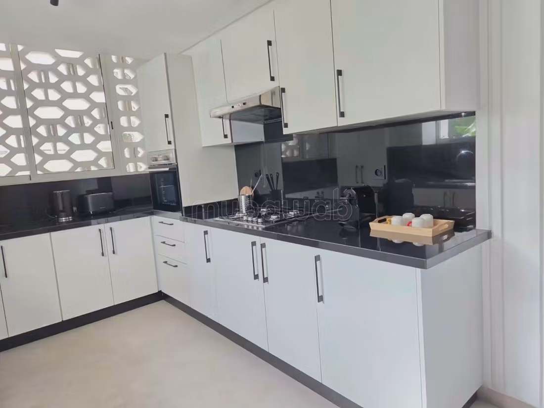 Alquila este apartamento en Moulay Youssef. Gran área de 130 m². Portero y aire acondicionado