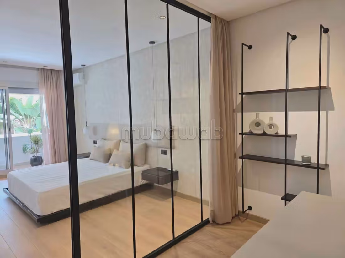 Alquila este apartamento en Moulay Youssef. Gran área de 130 m². Portero y aire acondicionado