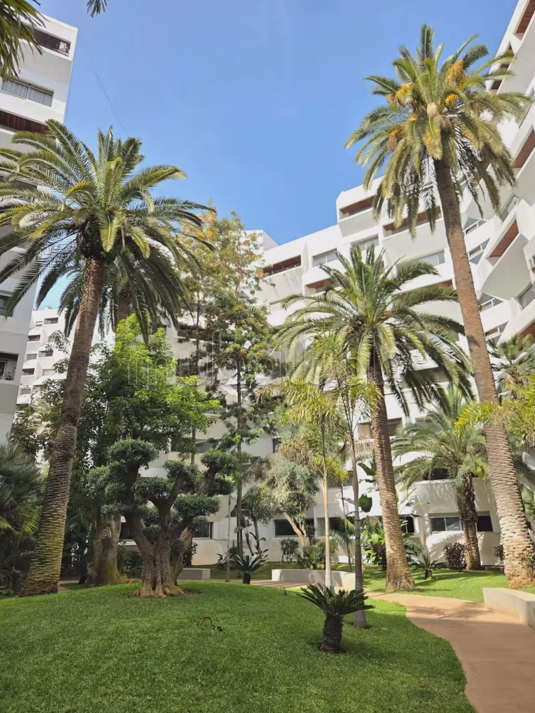 Alquila este apartamento en Moulay Youssef. Gran área de 130 m². Portero y aire acondicionado