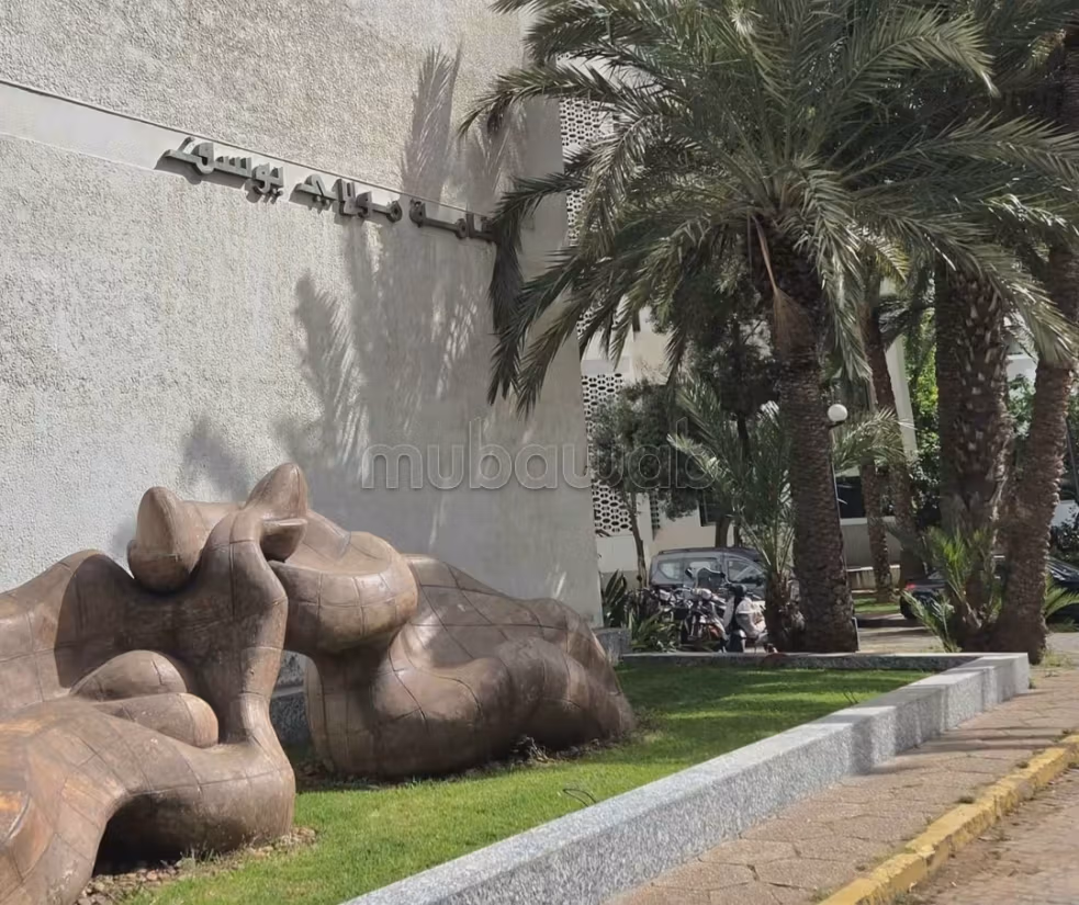 Alquila este apartamento en Moulay Youssef. Gran área de 130 m². Portero y aire acondicionado