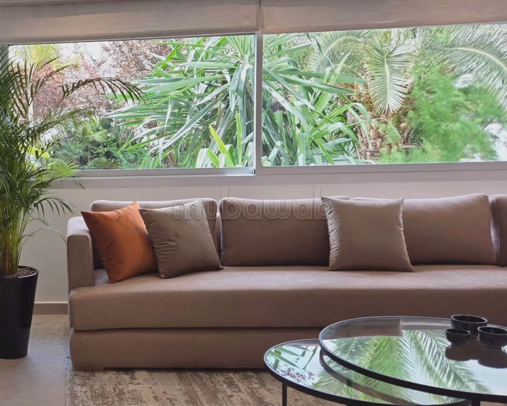 Alquila este apartamento en Moulay Youssef. Gran área de 130 m². Portero y aire acondicionado
