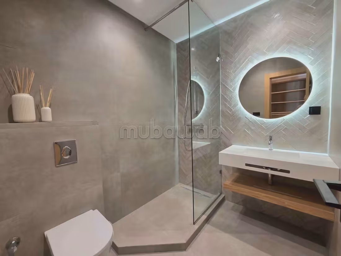 Alquila este apartamento en Moulay Youssef. Gran área de 130 m². Portero y aire acondicionado