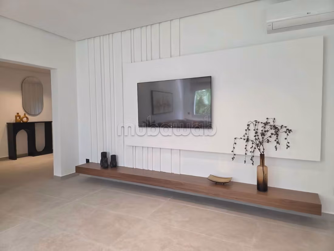 Alquila este apartamento en Moulay Youssef. Gran área de 130 m². Portero y aire acondicionado