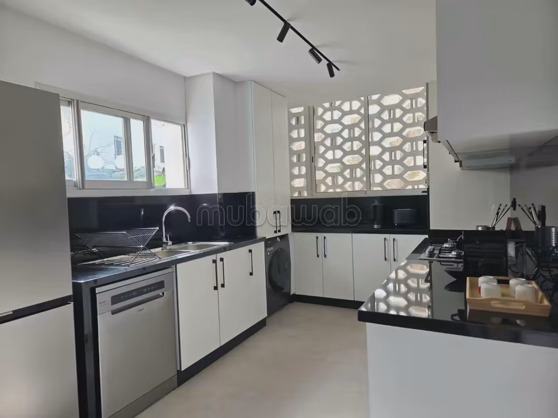 Alquila este apartamento en Moulay Youssef. Gran área de 130 m². Portero y aire acondicionado