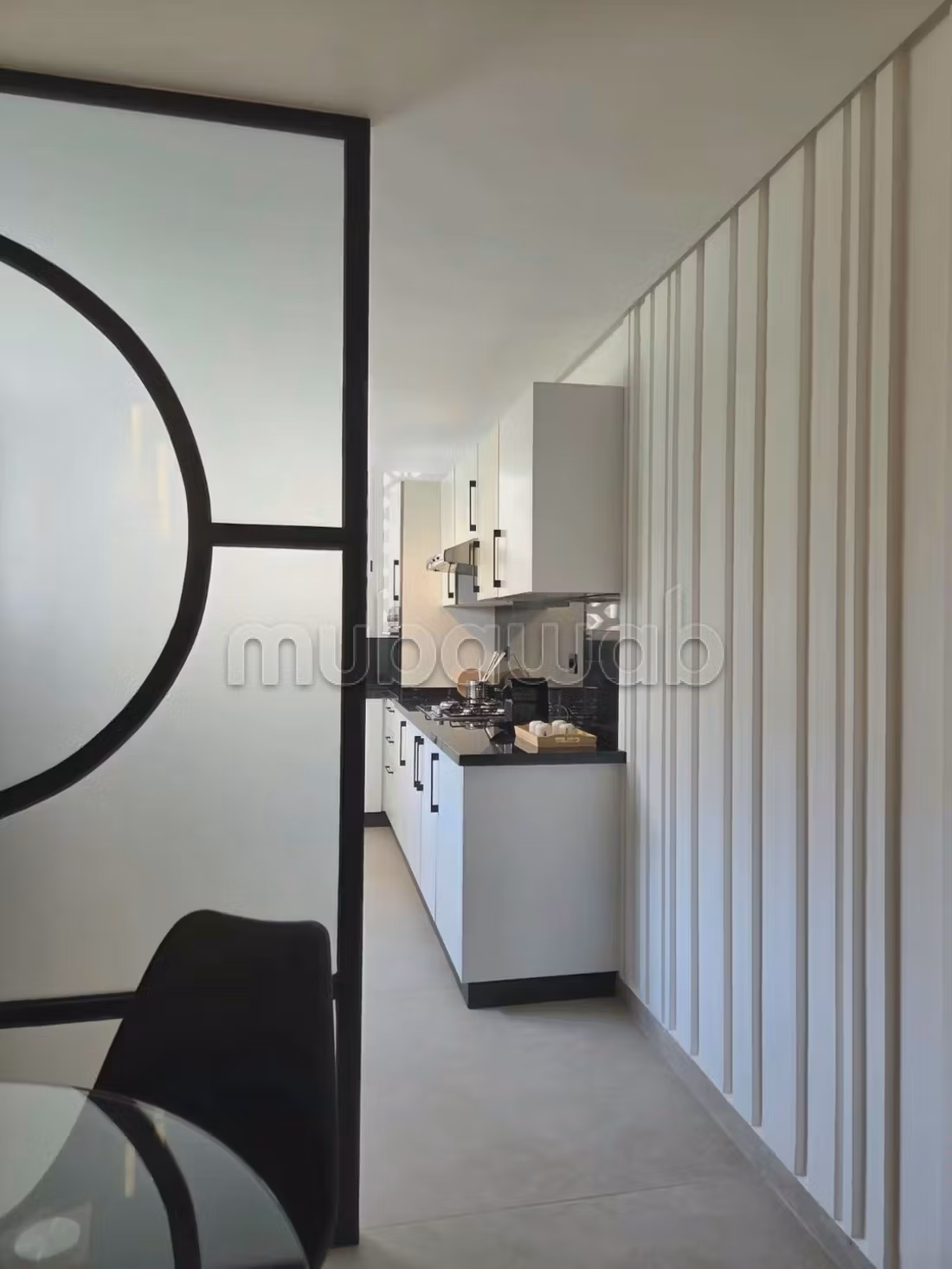 Alquila este apartamento en Moulay Youssef. Gran área de 130 m². Portero y aire acondicionado