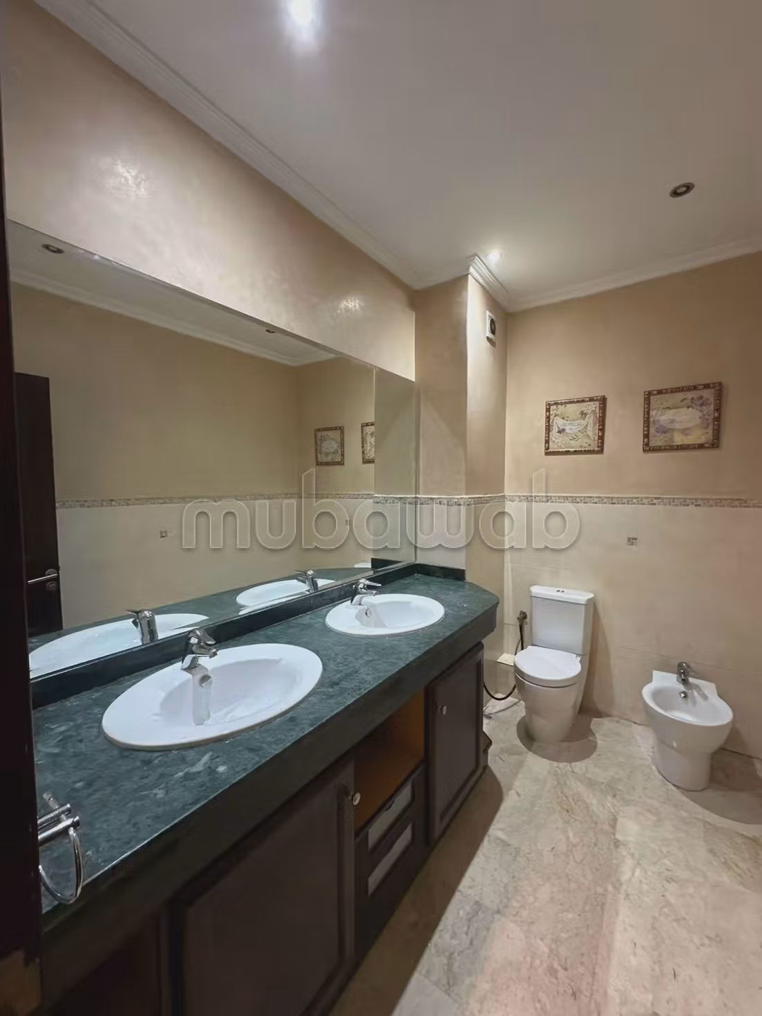 Rent this apartment in Triangle d'Or.
Total area 200 m².
All comforts with fireplace and air conditioning