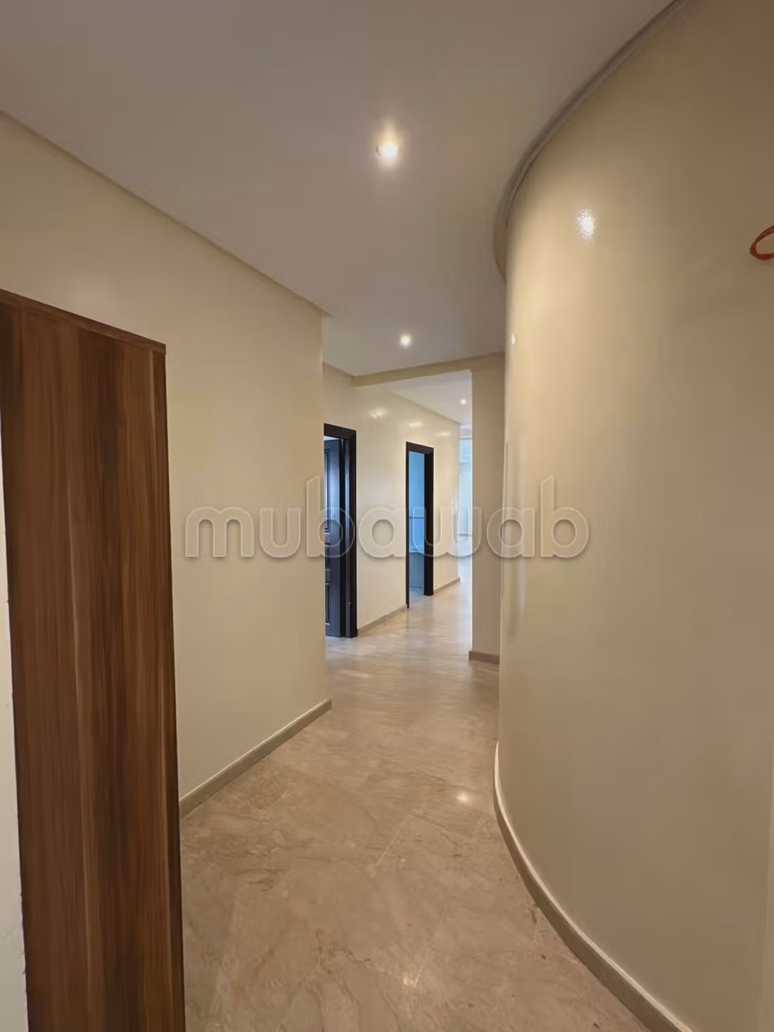 Rent this apartment in Triangle d'Or.
Total area 200 m².
All comforts with fireplace and air conditioning