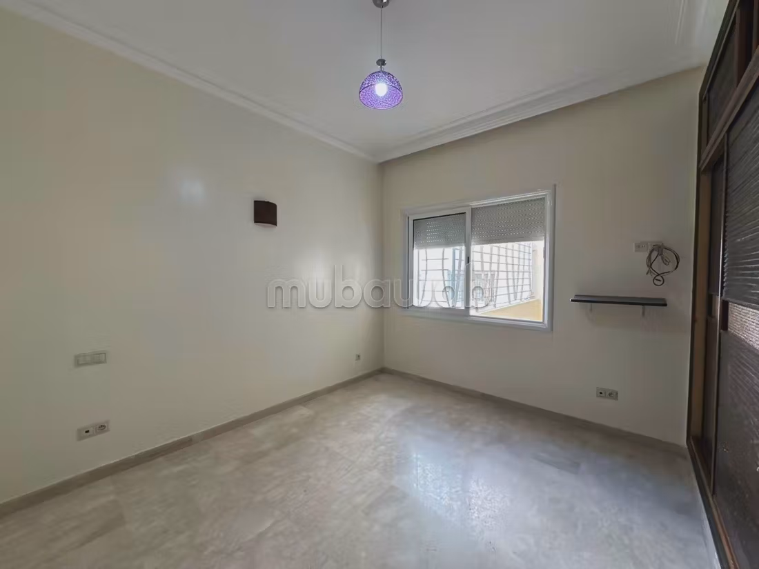 Rent this apartment in Triangle d'Or.
Total area 200 m².
All comforts with fireplace and air conditioning
