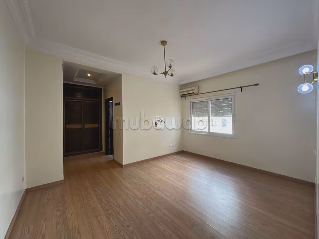 Rent this apartment in Triangle d'Or.
Total area 200 m².
All comforts with fireplace and air conditioning