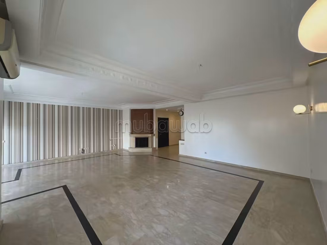 Rent this apartment in Triangle d'Or.
Total area 200 m².
All comforts with fireplace and air conditioning