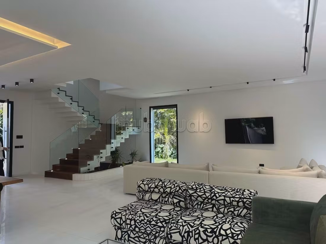 Fabulous villa for rent. 6 lovely rooms. 
Seaside