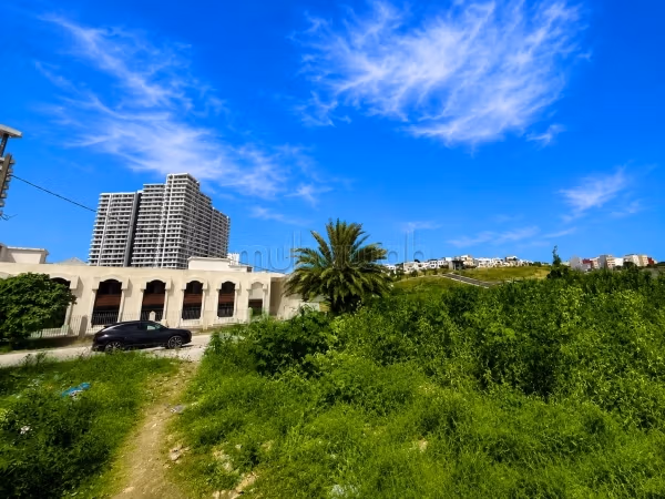 Terrain constructible R20 de 7118 m² à Tanger