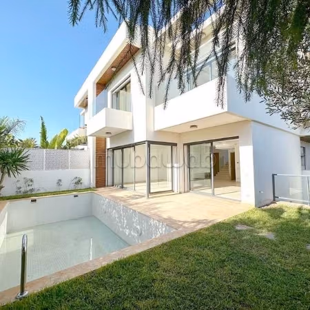 Villa à Vendre de 289.0 m² à Casablanca, Ain Diab Extension 2
