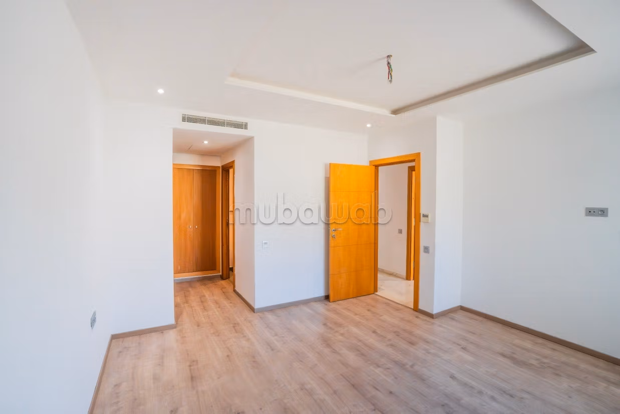 Large apartment oasis