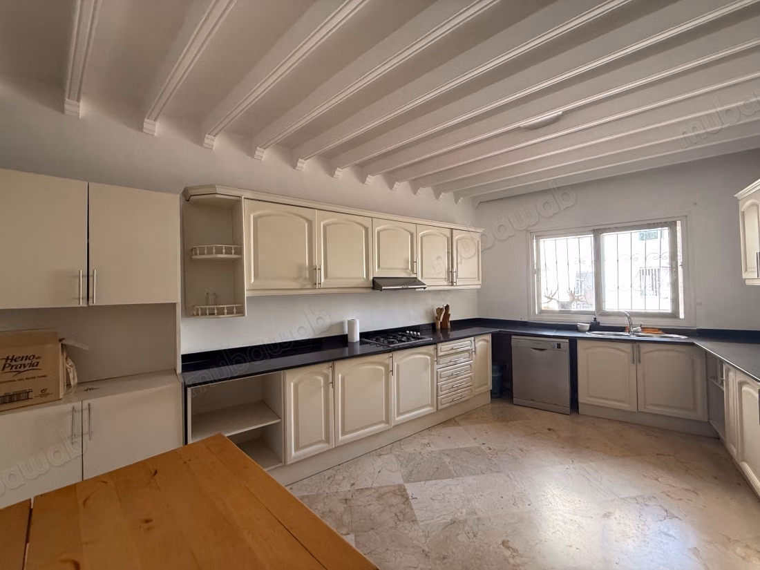 In Gemeubileerde Locatie: Magnifiek 3-slaapkamer Appartement van 210 m² in Racine Extension Casablanca