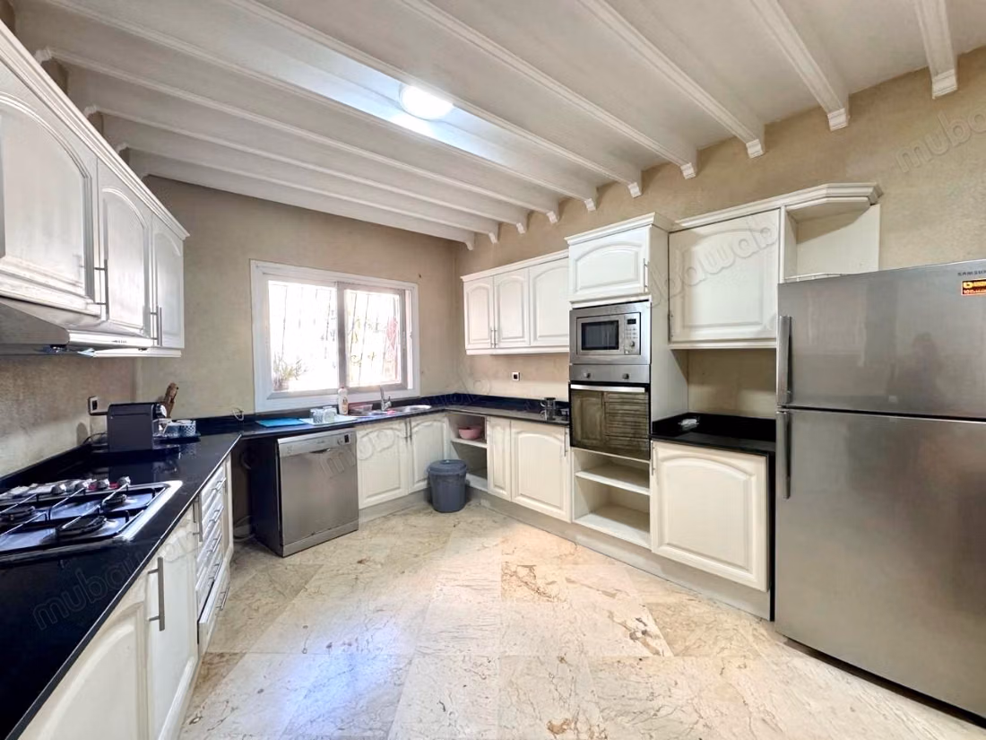 In Gemeubileerde Locatie: Magnifiek 3-slaapkamer Appartement van 210 m² in Racine Extension Casablanca