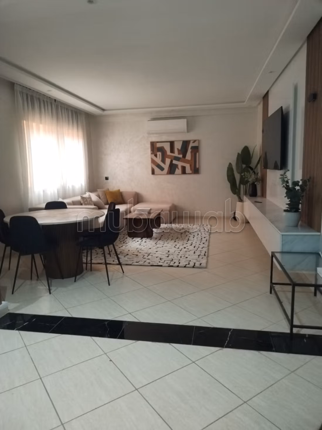 Bel appartement à vendre à Hivernage. 
3 grandes pièces. 
Micro ondes — 2