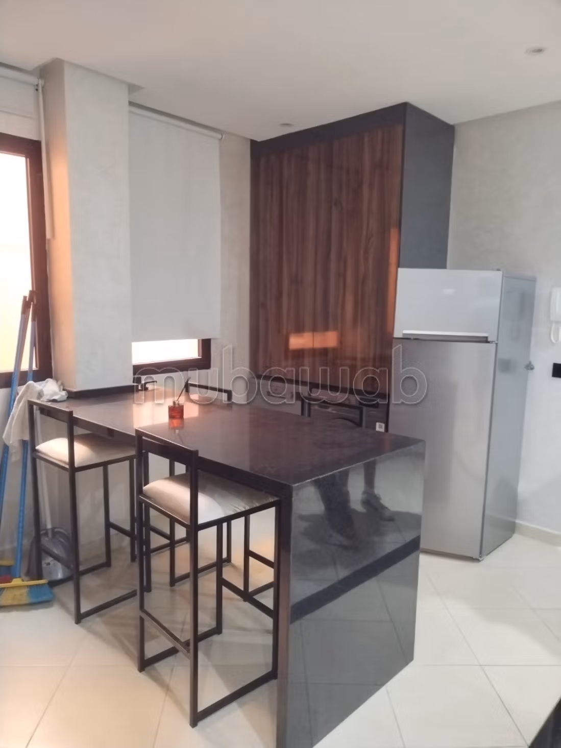 Bel appartement à vendre à Hivernage. 
3 grandes pièces. 
Micro ondes — 6