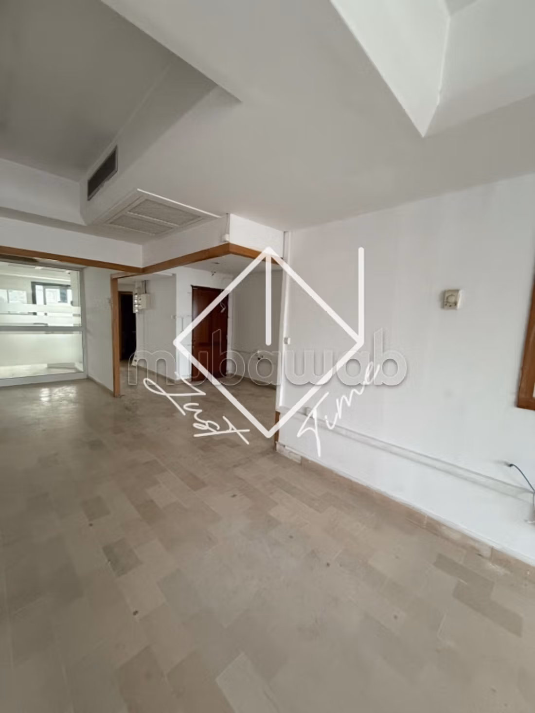 Locale professionale in affitto a Cité Les Ja
