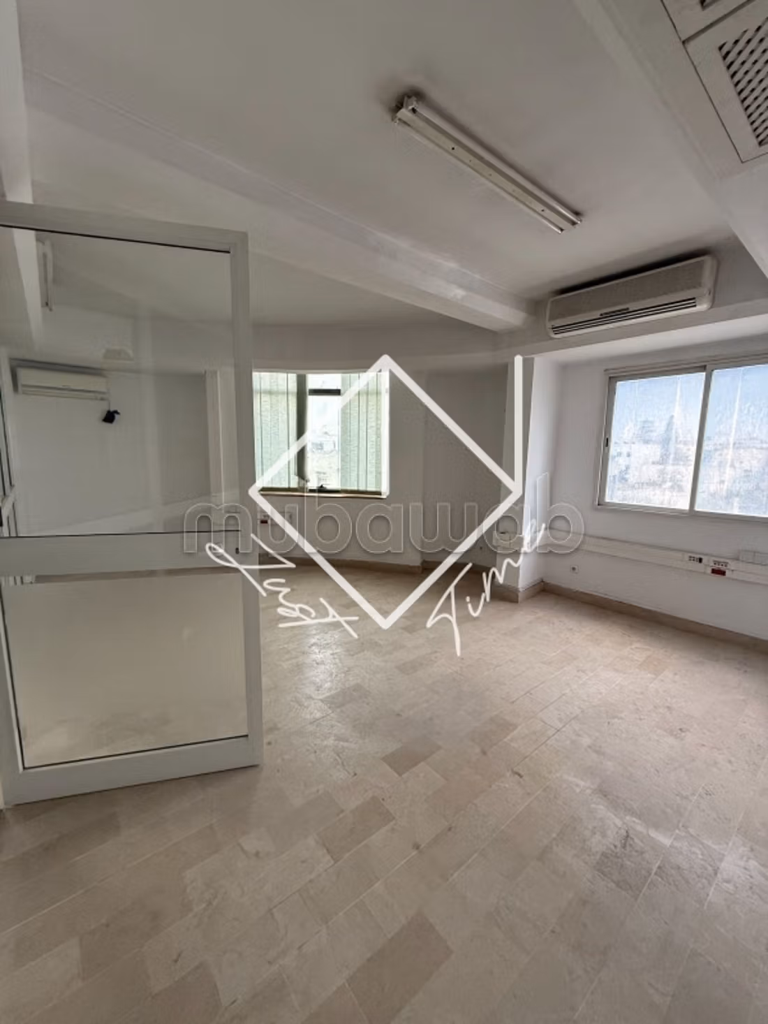 Locale professionale in affitto a Cité Les Ja