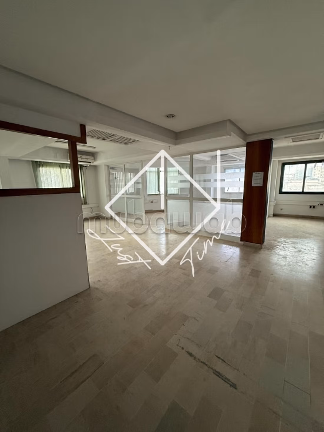 Locale professionale in affitto a Cité Les Ja