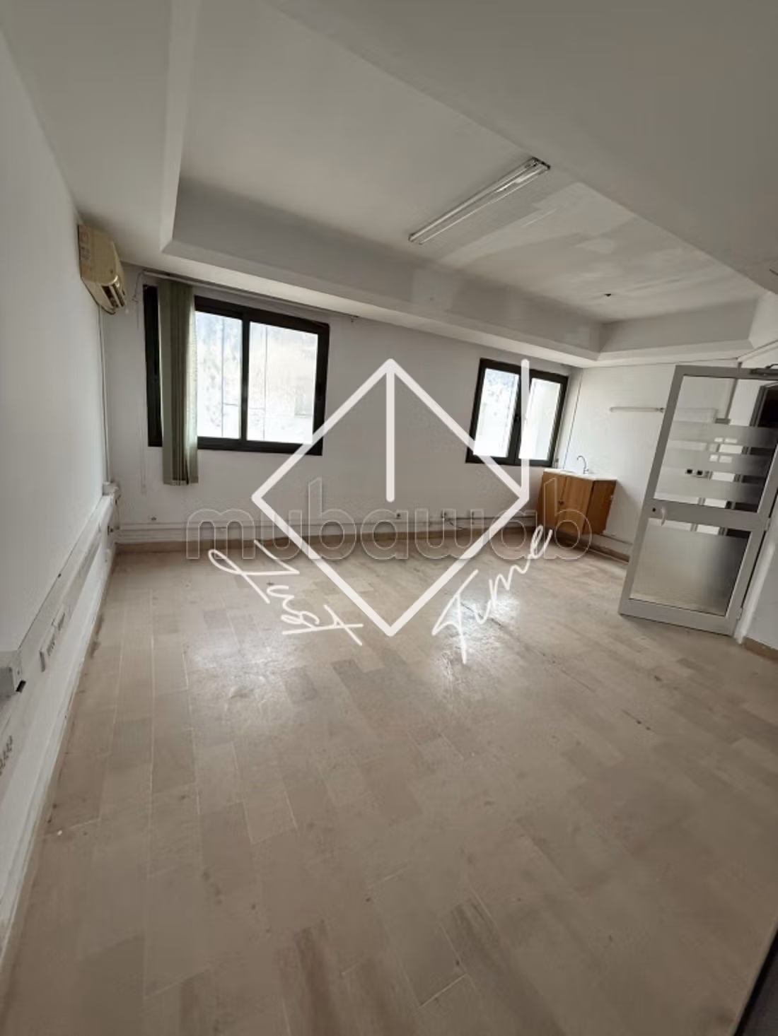 Locale professionale in affitto a Cité Les Ja