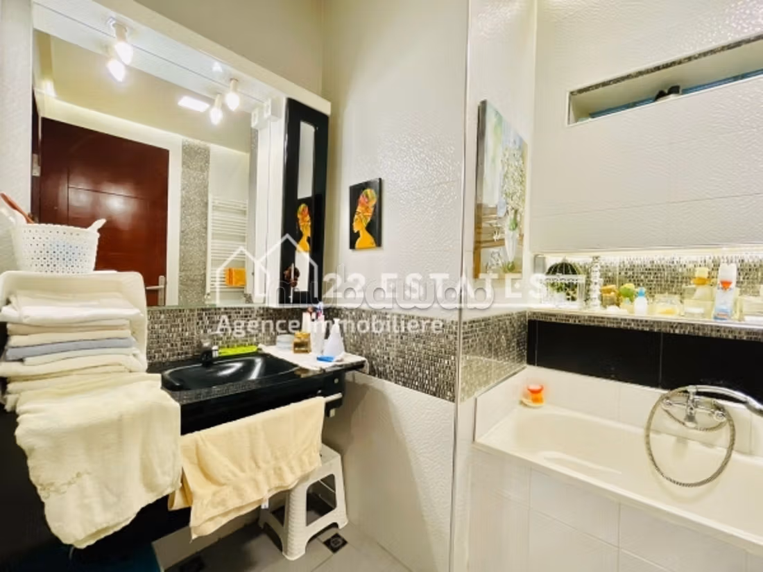 Rez de chaussée de villa S4 avec piscine à la Marsa