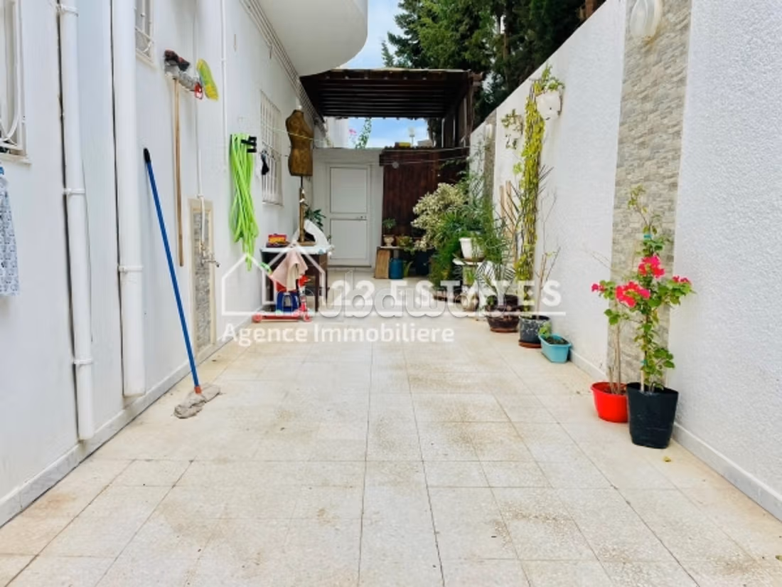 Rez de chaussée de villa S4 avec piscine à la Marsa