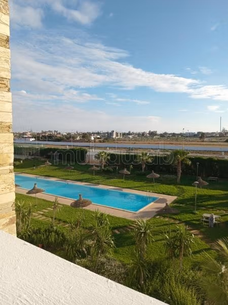 Appartement à louer avec vue piscine et jardin