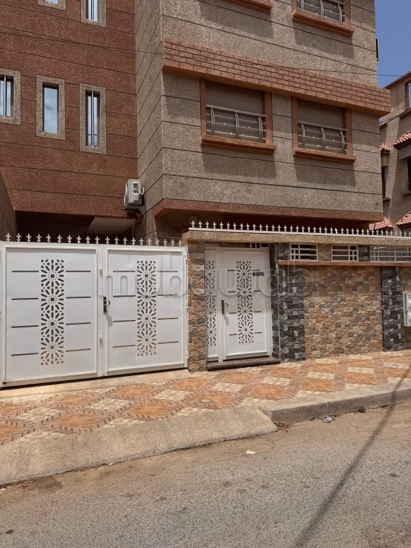 Vente d'un bel appartement à Hay el Qods. 
Surface totale 125 m². 
Bien meublé