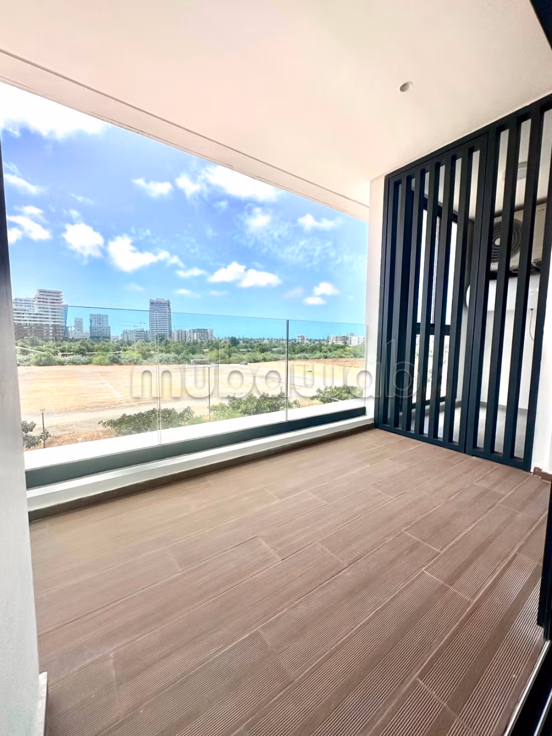 Superbe appartement vide à louer à CFC