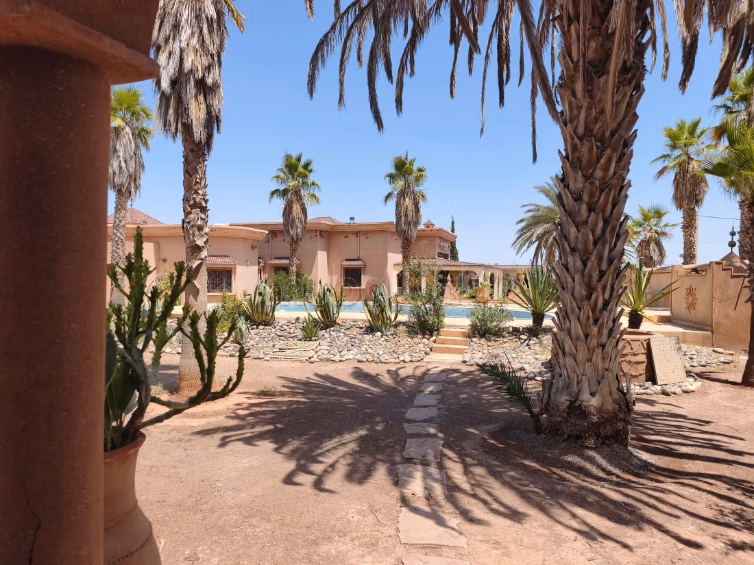 TOP AFFAIRE. Maison d'hotes 10 chbs sur 4630 m2