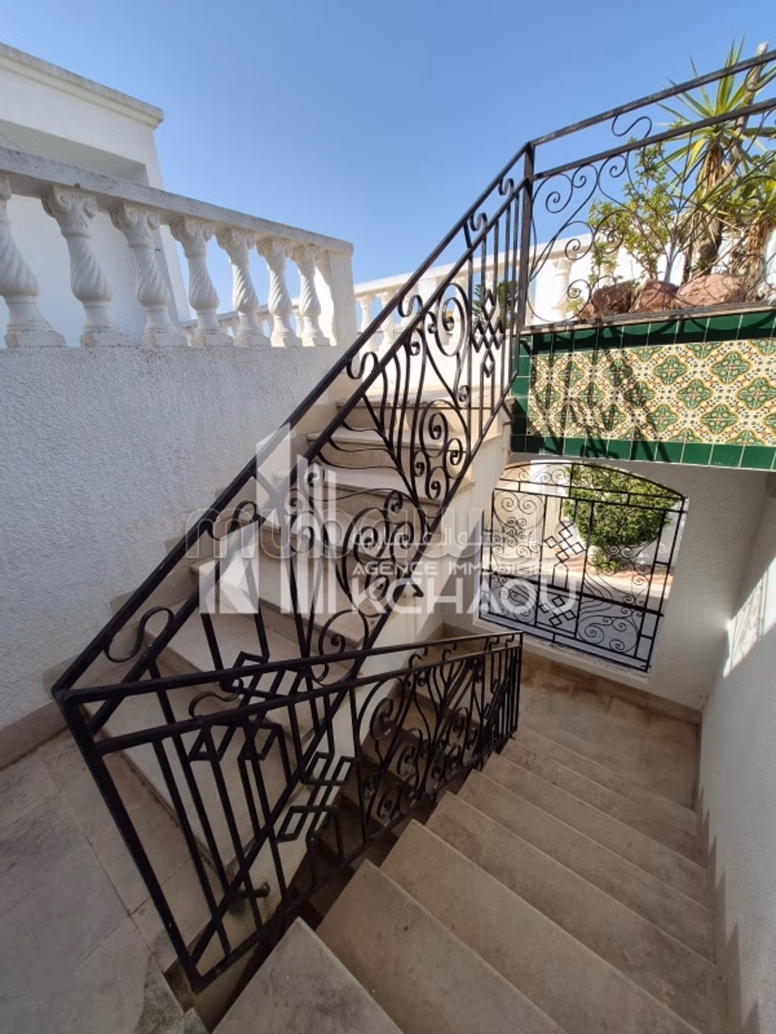 A louer s2 étage villa vide avec terrasse