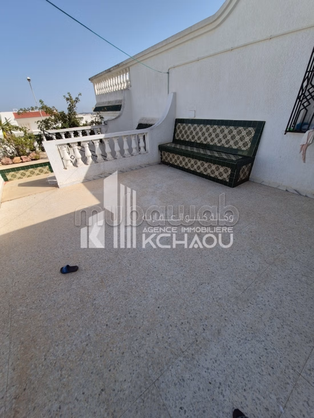 A louer s2 étage villa vide avec terrasse