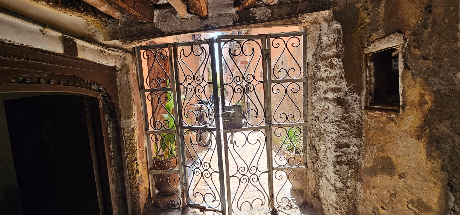 Maison à vendre à Arset El Houta. 7 belles chambres. Salon marocain et antenne satellite