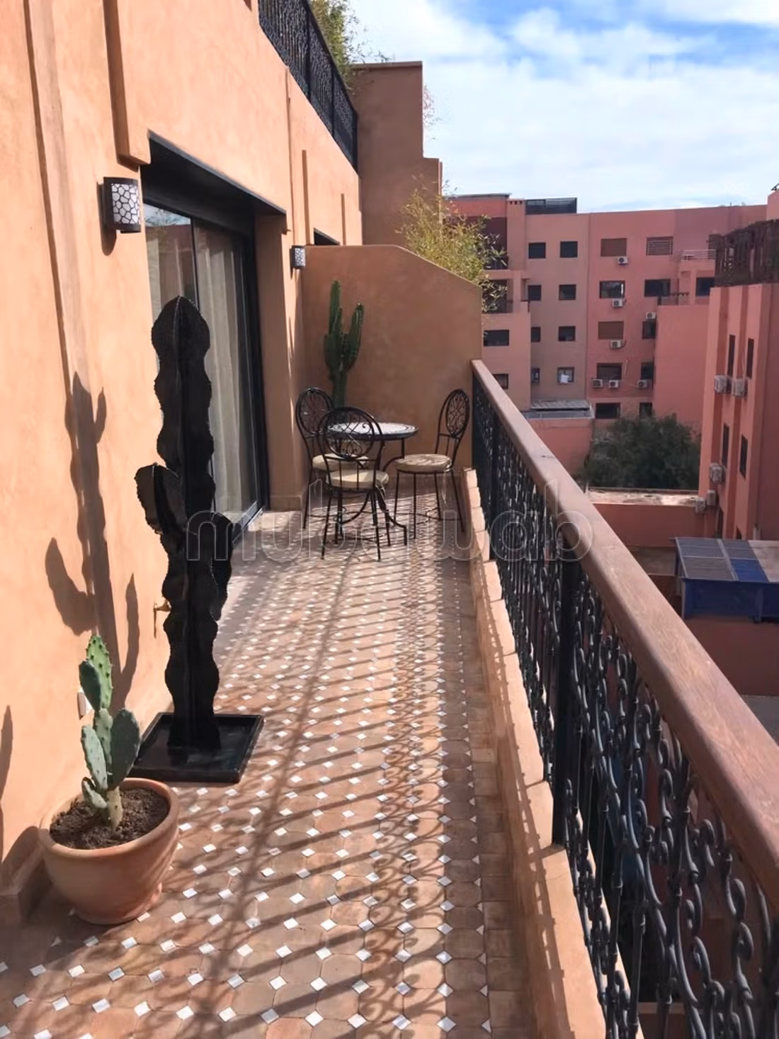Superbe appartement à louer à Guéliz. 
Sous location 47 m². 
Meublé — 5