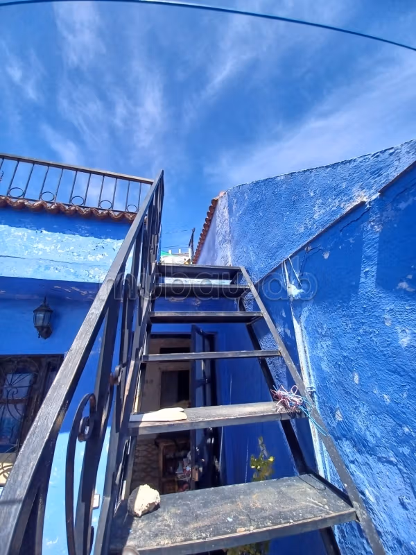 Belle maison à vendre à Chefchaouen. 4 chambres excellentes. Environnement calme surplombant les montagnes